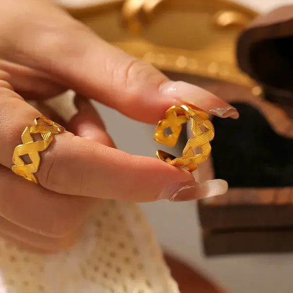 Gold_Intertwined_Rings_For_Women